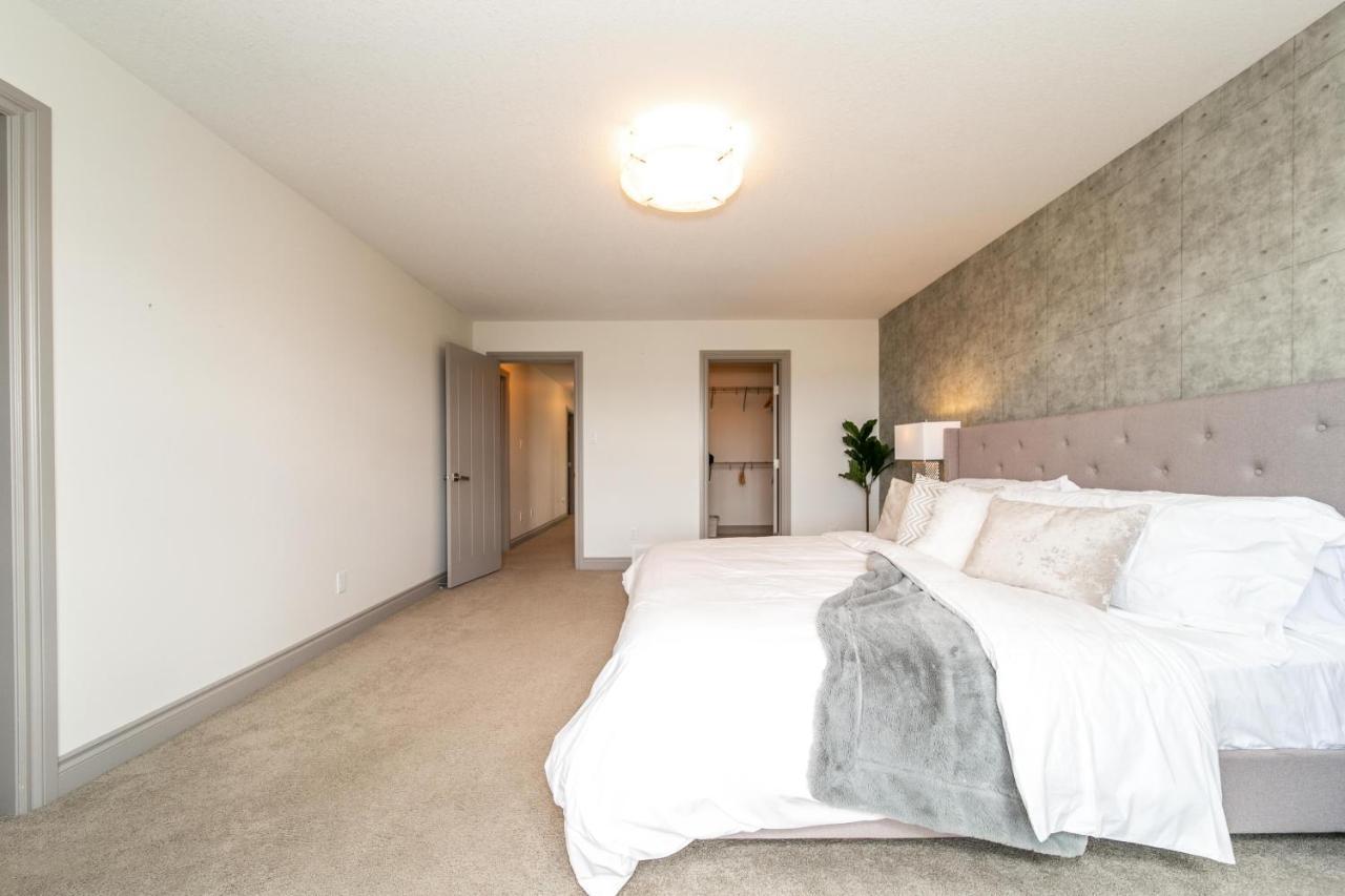 Lakeview Luxury Home - Double Garage Parking - Foosball Table - King Beds - Fast Wi-Fi -Free Netflix Edmonton Exteriör bild