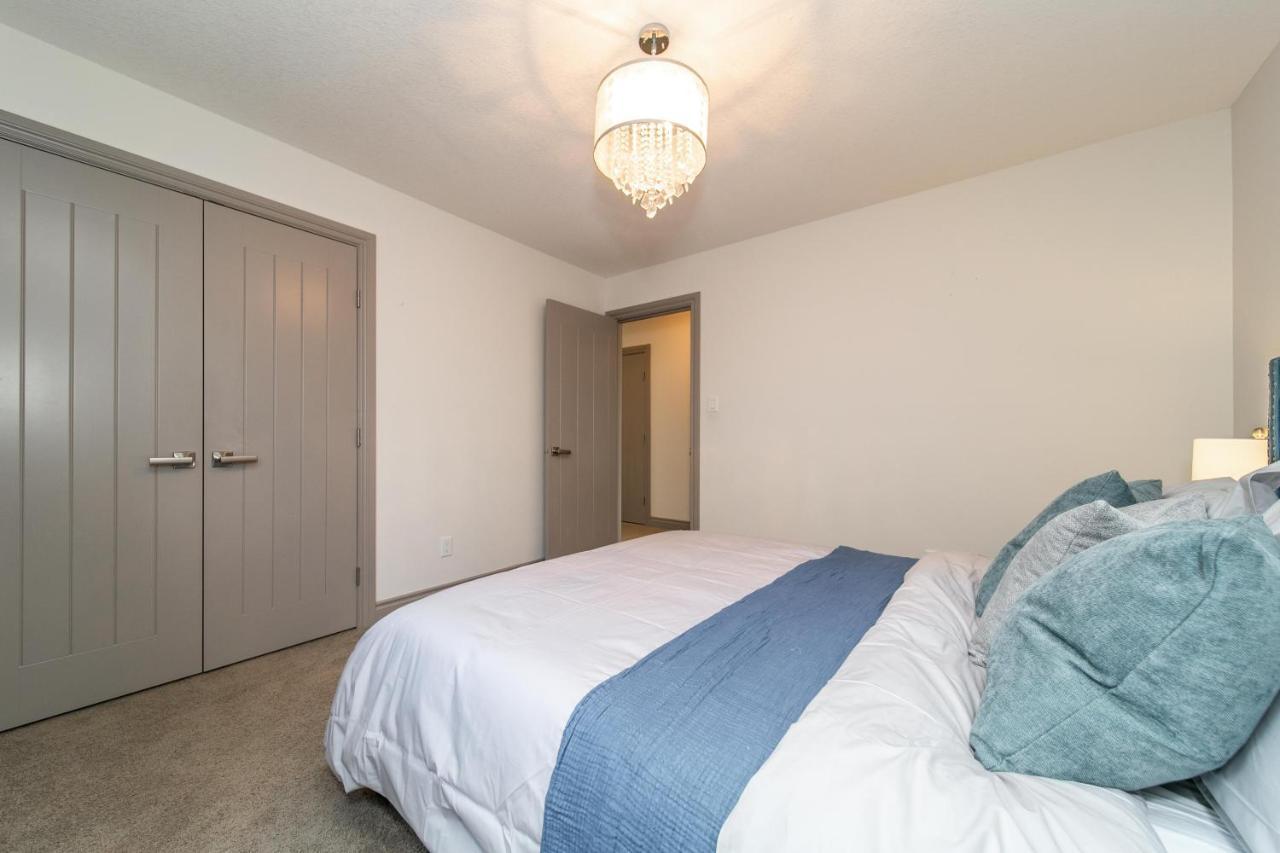 Lakeview Luxury Home - Double Garage Parking - Foosball Table - King Beds - Fast Wi-Fi -Free Netflix Edmonton Exteriör bild